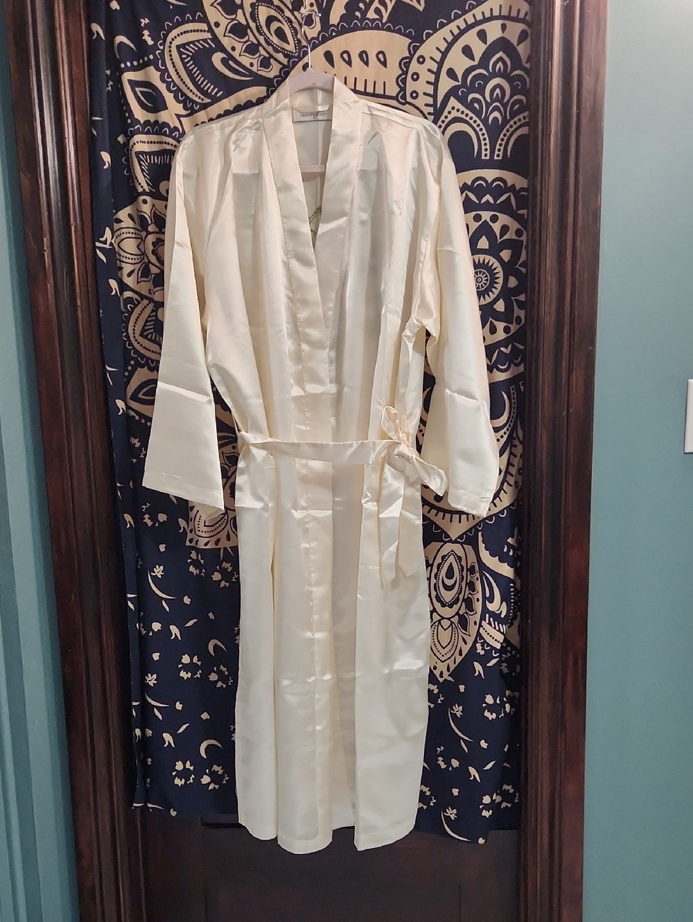 Vanity Fair White Faux-satin Robe with Floral Embroidery with Travel Pouch